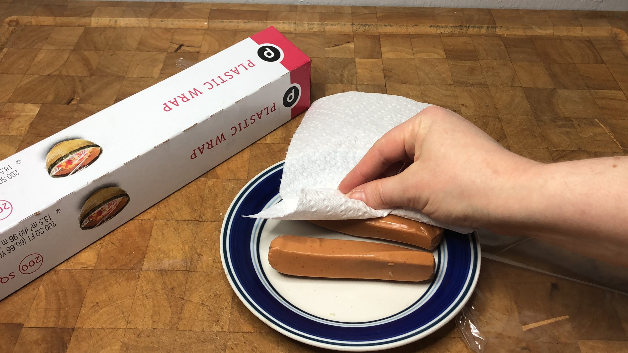 drying hot dogs with a paper towel